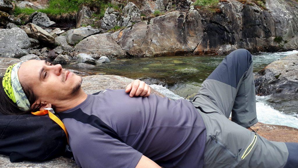 Ci rilassiamo un po&#039; su una comoda pietra accanto al torrente. C&#039;è una pace incredibile