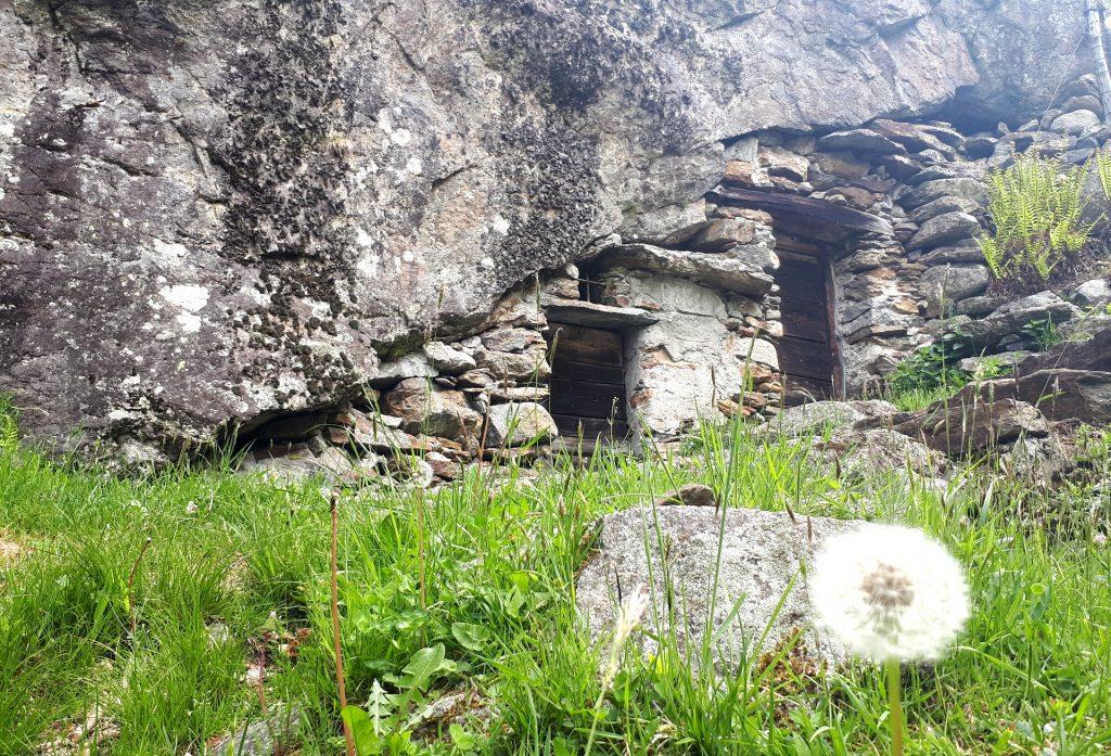 Due cantine ricavate sotto una roccia naturale