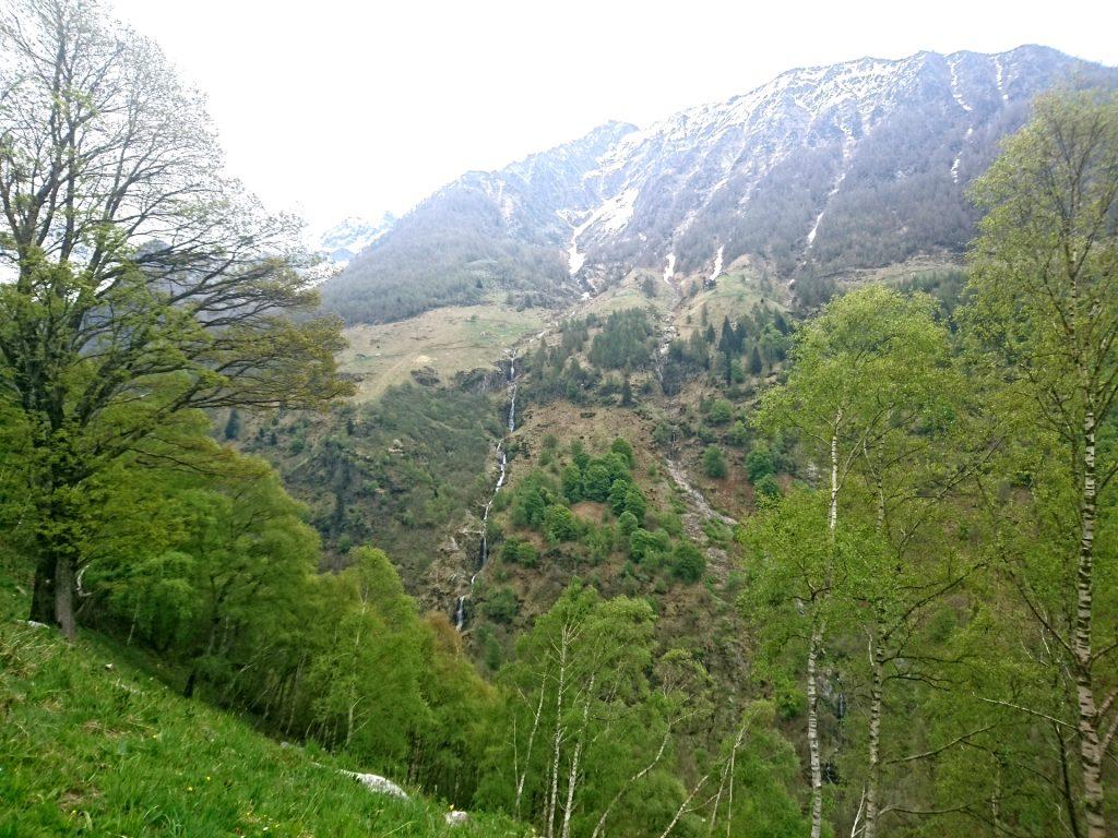 L'altissima cascata che scende sul versante orografico sinistro del torrente Ratti vista da sotto Frasnedo