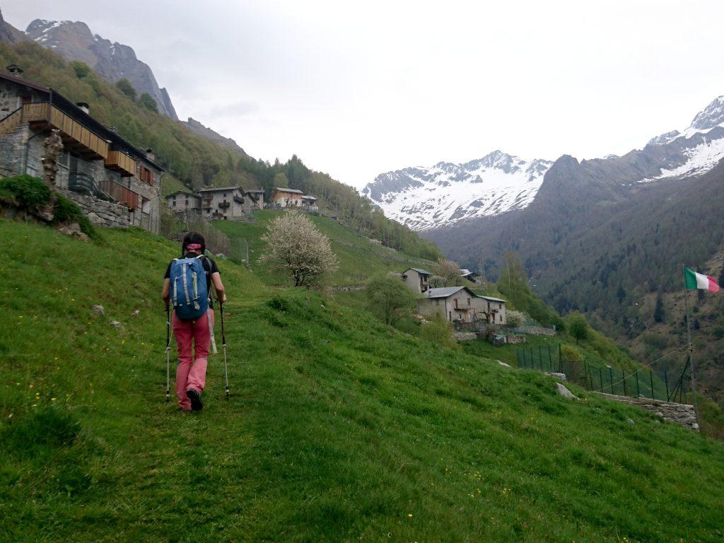 Lo splendido borgo di Frasnedo e sullo sfondo le montagne che fanno da testata alla val dei Ratti