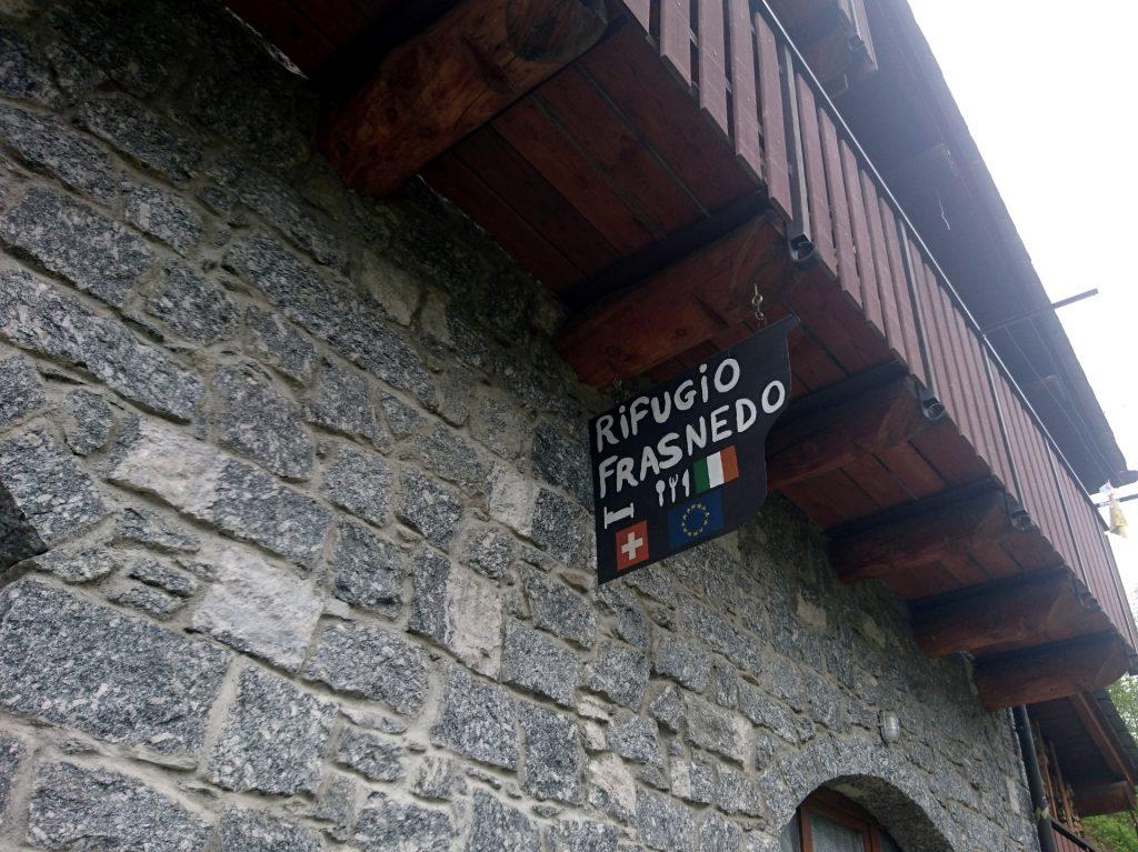 Il rifugio Frasnedo è un ottimo punto d&#039;appoggio per chi vuole risalire questa lunga valle ma al momento è chiuso causa covid