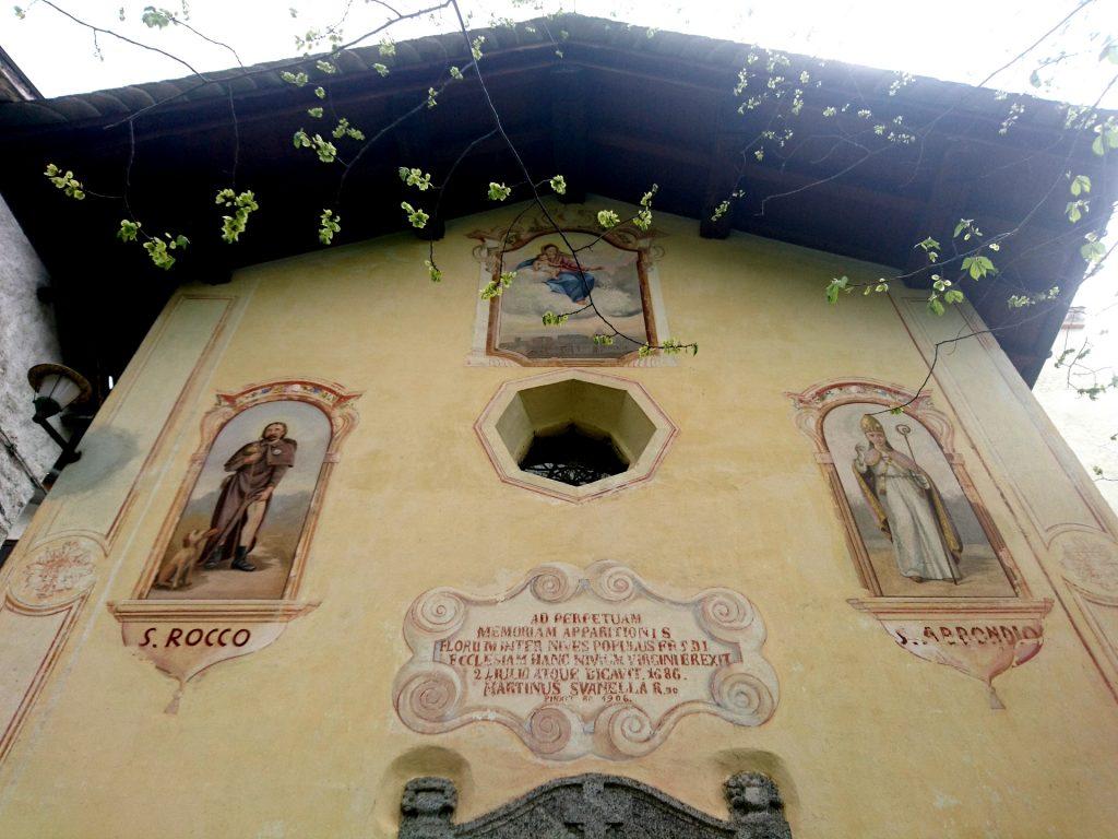 La facciata dell'antica chiesa del borgo di Frasnedo