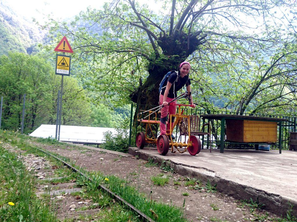 Erica gioca su uno dei vecchi carrelli presenti accanto alla ex ferrovia del Tracciolino