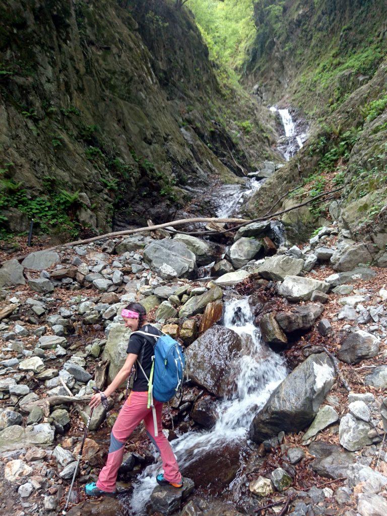 Il primo affluente laterale del torrente Ratti che va guadato con semplici passi