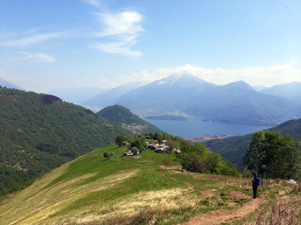 splendida vista del borgo di Rossino con il lago di Como sullo sfondo