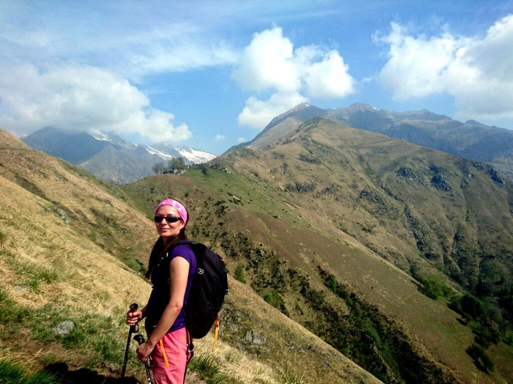 Erica con alle spalle la nostra cresta e il borgo di Piaghedo