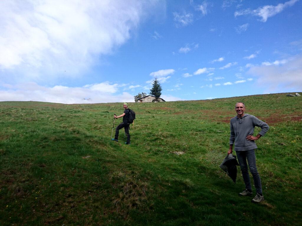 Appena usciti dal bosco il paesaggio si apre e appare l'Alpe Granda