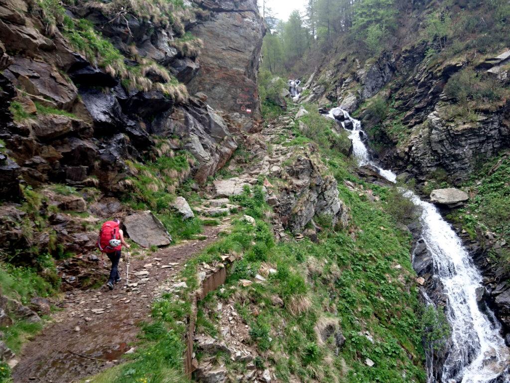 ultimo tratto prima della piana di Angeloga con lo splendido torrente accanto che forma una cascata