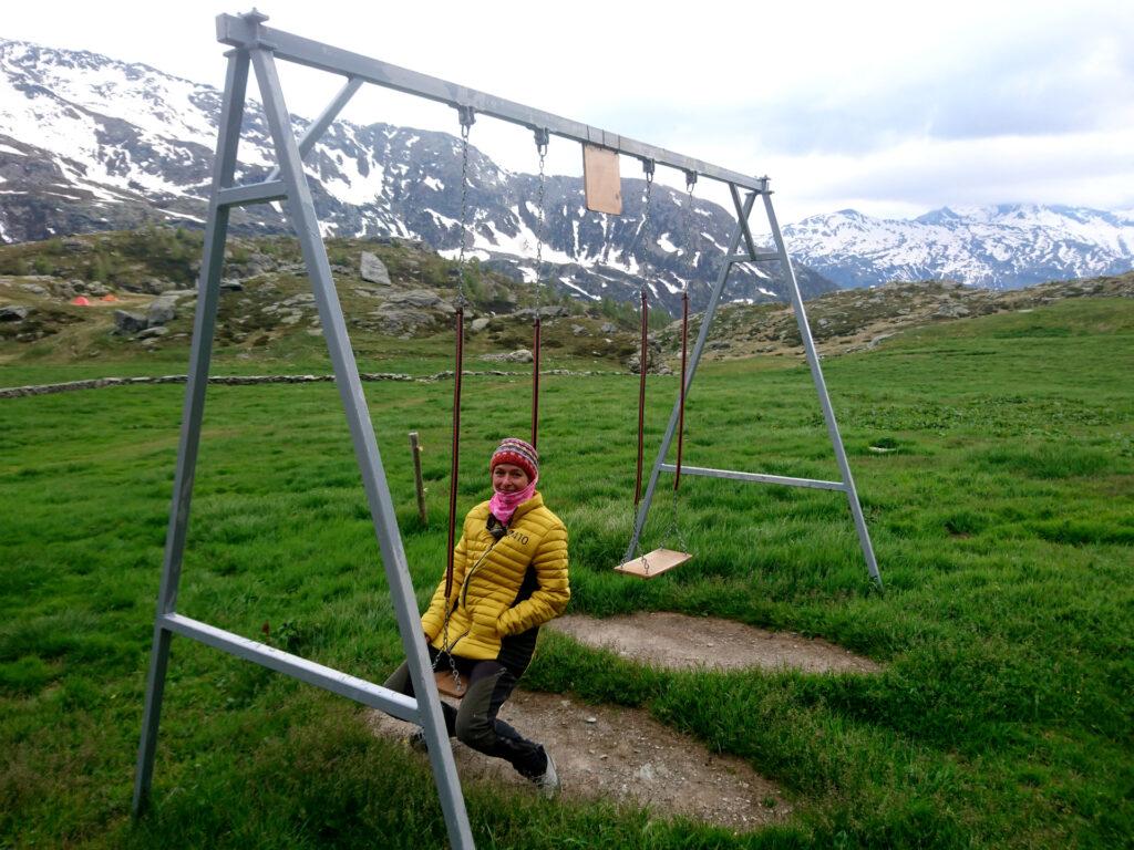 Ma prima un po&#039; di cazzeggio sull&#039;altalena accanto al rifugio. Come si può notare dall&#039;abbigliamento, fa un freddo porco