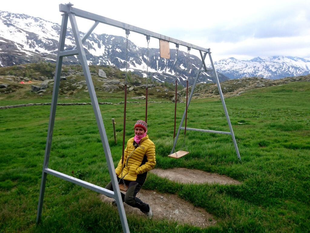 Ma prima un po' di cazzeggio sull'altalena accanto al rifugio. Come si può notare dall'abbigliamento, fa un freddo porco