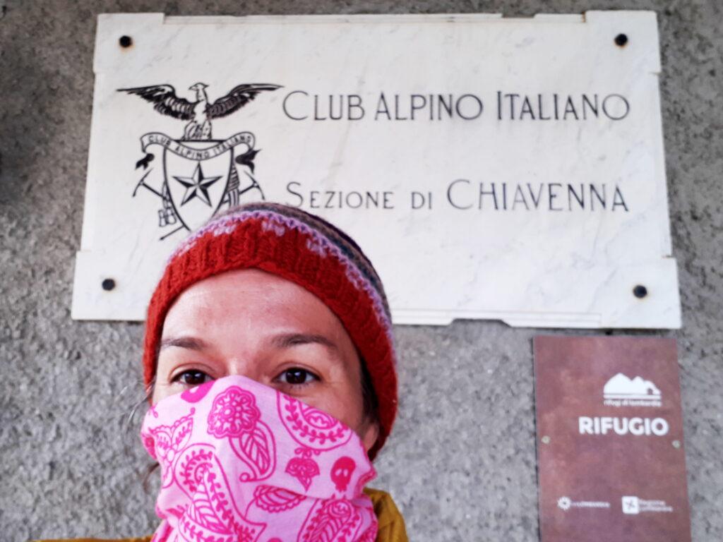 Il rifugio Chiavenna è ancora chiuso ma i gestori sono dentro a sistemare e preparare per la riapertura