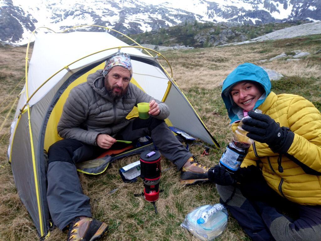 il Niggah e Erica e il momento della cena da campo, con tanto di vinello portato da casa