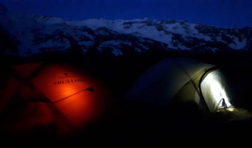 Le nostre tende illuminate durante la preparazione del mattino