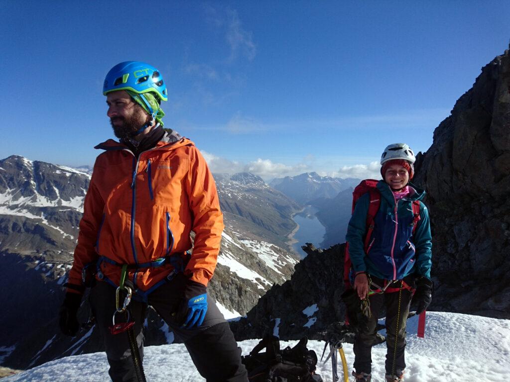 Niggah ed Erica soddisfatti al termine del canale con la val di Lei sullo sfondo