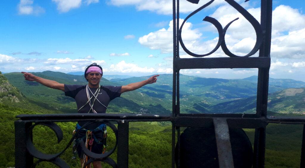 Gab con la croce di vetta del Dente delle Ali e i colli della val Nure sullo sfondo