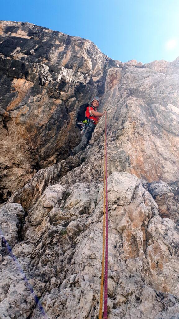 Arrivati al camino della via Kiene lo troviamo bagnato, così ci portiamo sullo spigolo 50 metri più a destra che rappresenta l'attacco originale della via