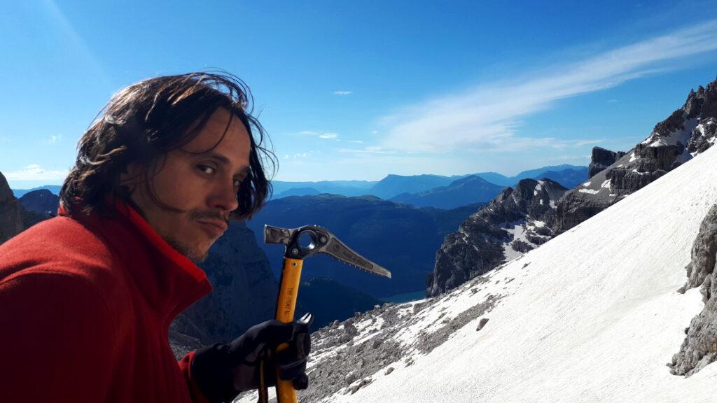 Fotazza dopo aver sceso la Bocca di Tuckett dal lato della Val Perse. Di fronte ci sarebbe l'attacco dell'Orsi ma con la neve non lo troveremo