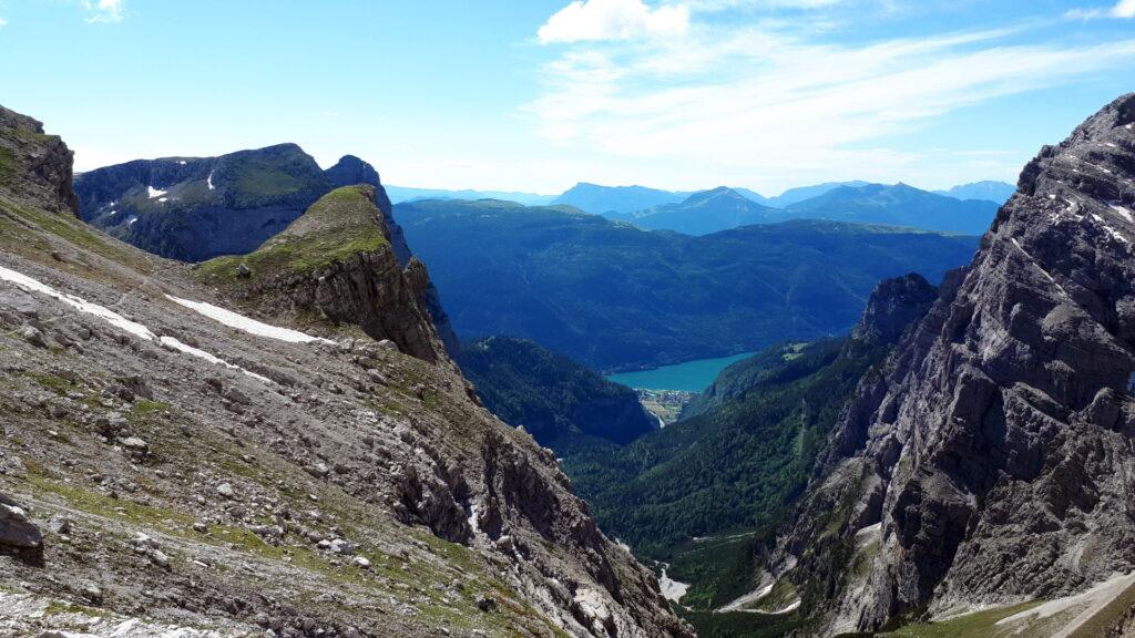 Torniamo quindi al bivio col sentiero che si inoltra verso la Val Perse. Sullo sfondo il lago di Molveno