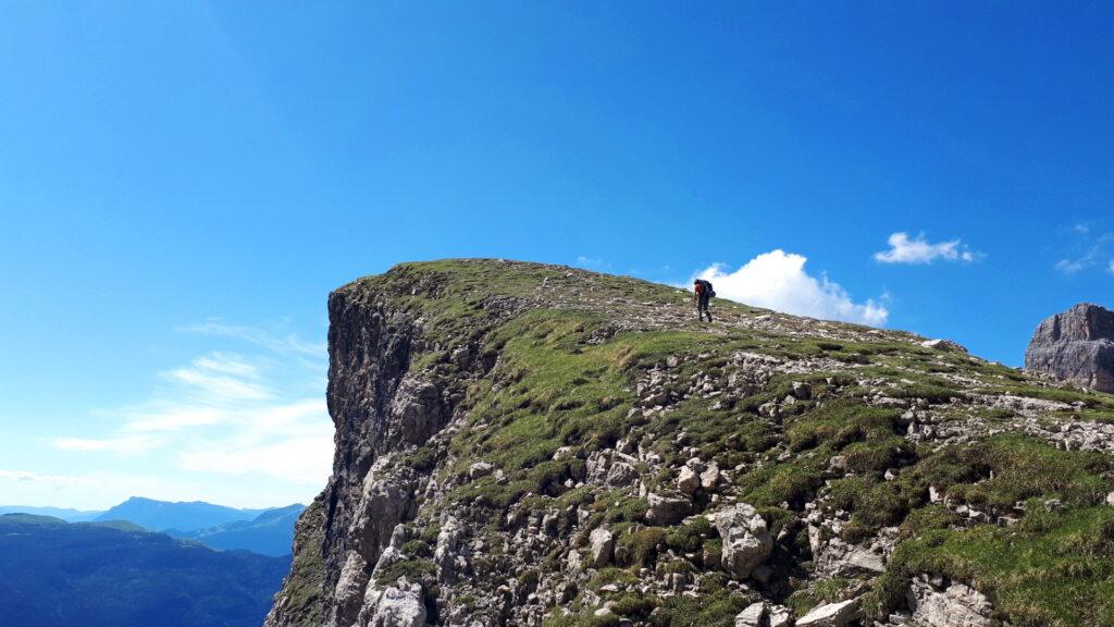 il panoramicissimo spallone erboso che dà verso Molveno