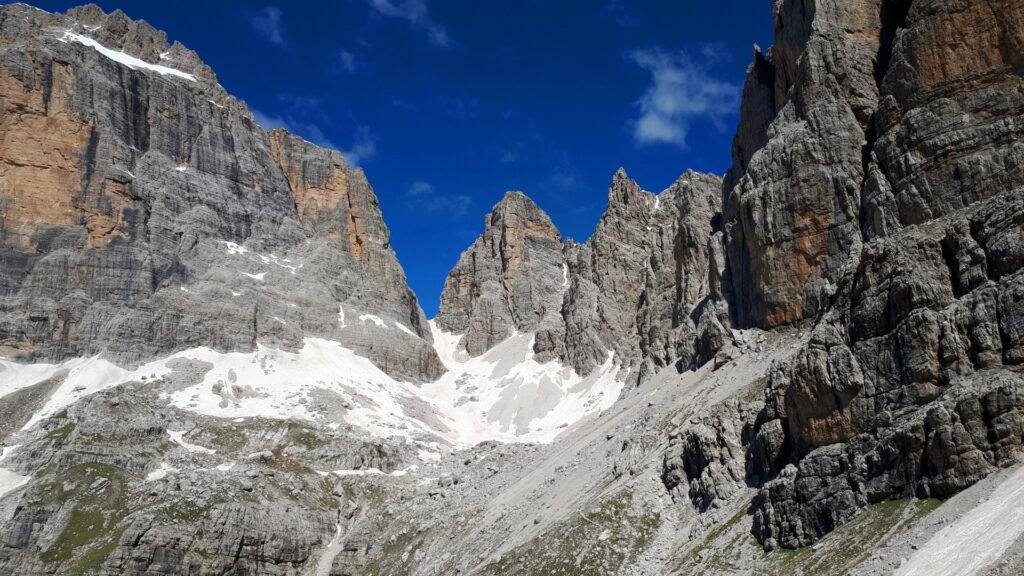 Guardando indietro verso la Bocca di Tuckett ci passa la voglia di riprendere la stessa strada. Decidiamo quindi di improvvisare un giro ad anello