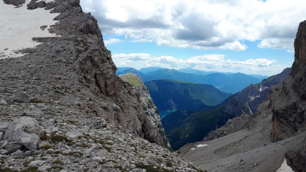 Questa è la bocca di Vallazza corretta. Ultimo sguardo all'indietro e poi ci tuffiamo in direzione del Grosté