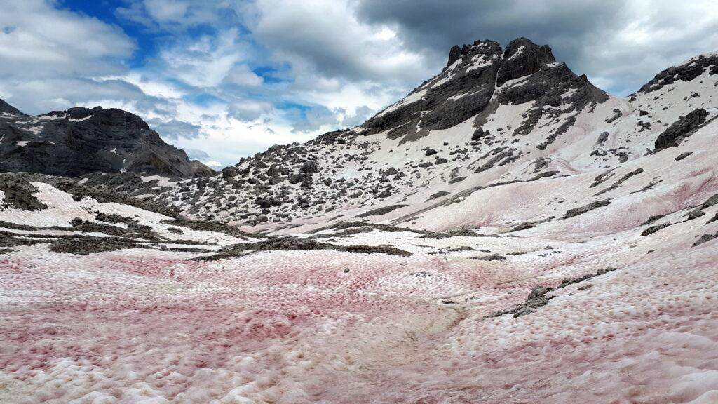 Nella conca nevosa il rosso è molto intenso. Sembra di stare su un altro pianeta! Sullo sfondo il Crozzon dei Mandrini