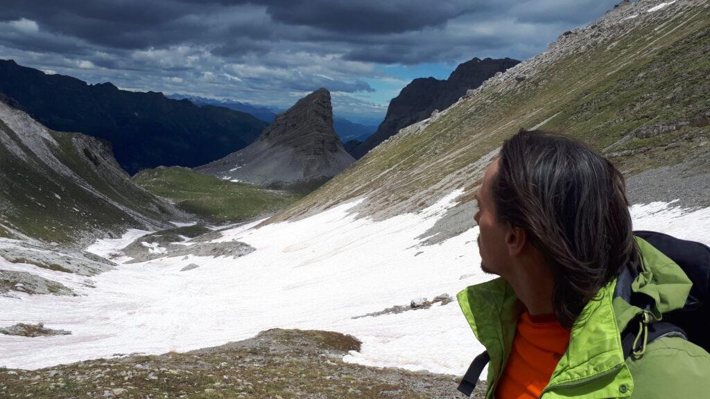 Scendiamo verso il monte Turrion Basso e nel frattempo il cielo si fa nerissimo. Il mio sguardo è vagamente preoccupato