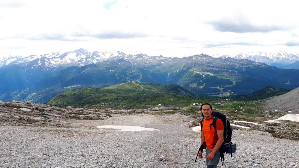 Siamo stanchissimi! Qui lungo la discesa verso il Rifugio Graffer