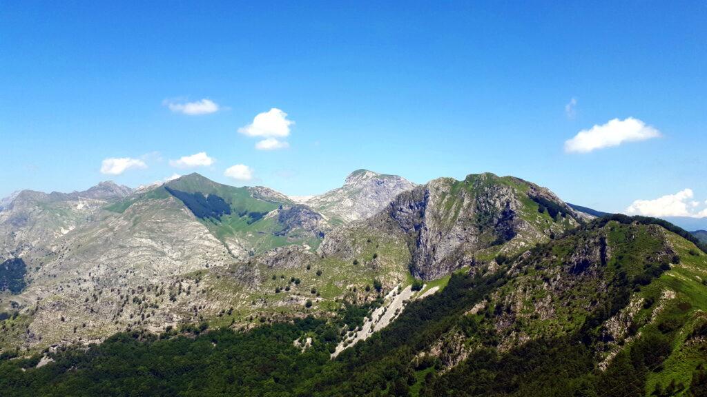 Di fronte a noi le Apuane in una giornata bellissima