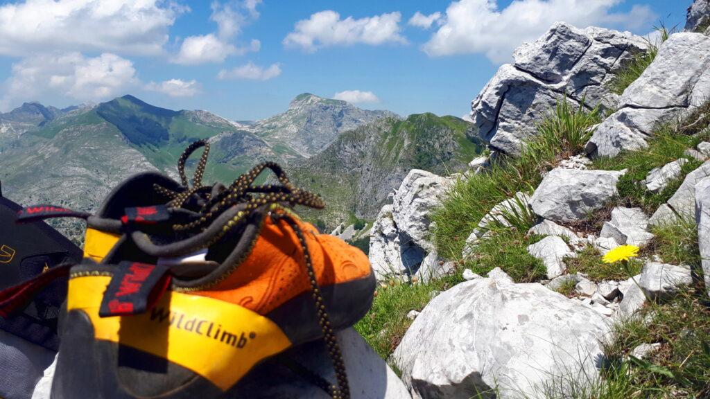 Il meritato riposo delle scarpette di Erica sulla cima dello spigolo di Fociomboli