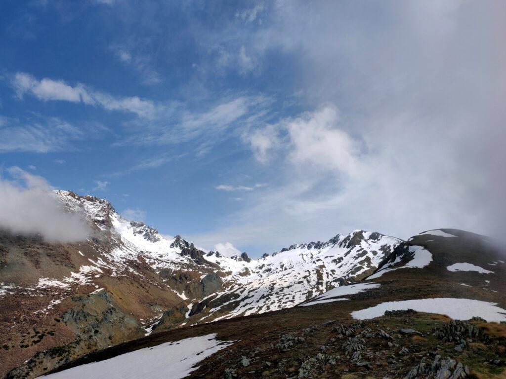 vista dell'alta val Scermendone con l'ultima neve di stagione