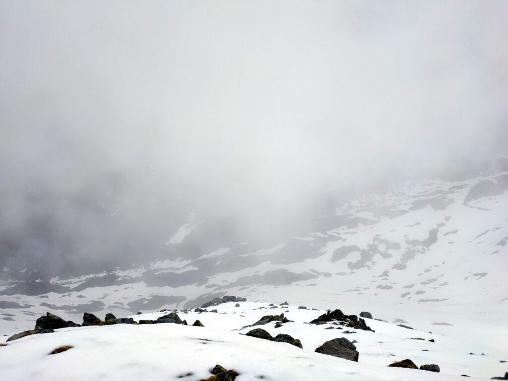 Vista verso il basso dal Monte Vignone. Purtroppo ci hanno raggiunto le nuvole