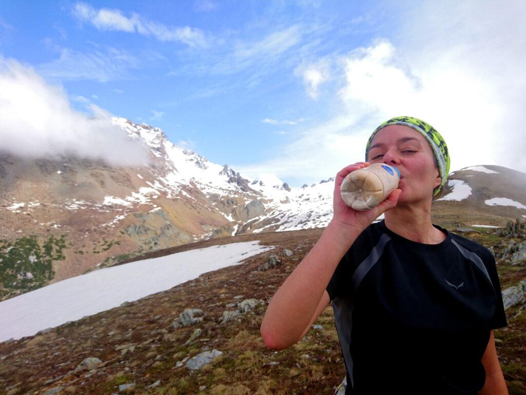 Erica beve il suo Bivo con la val Scermendone sullo sfondo