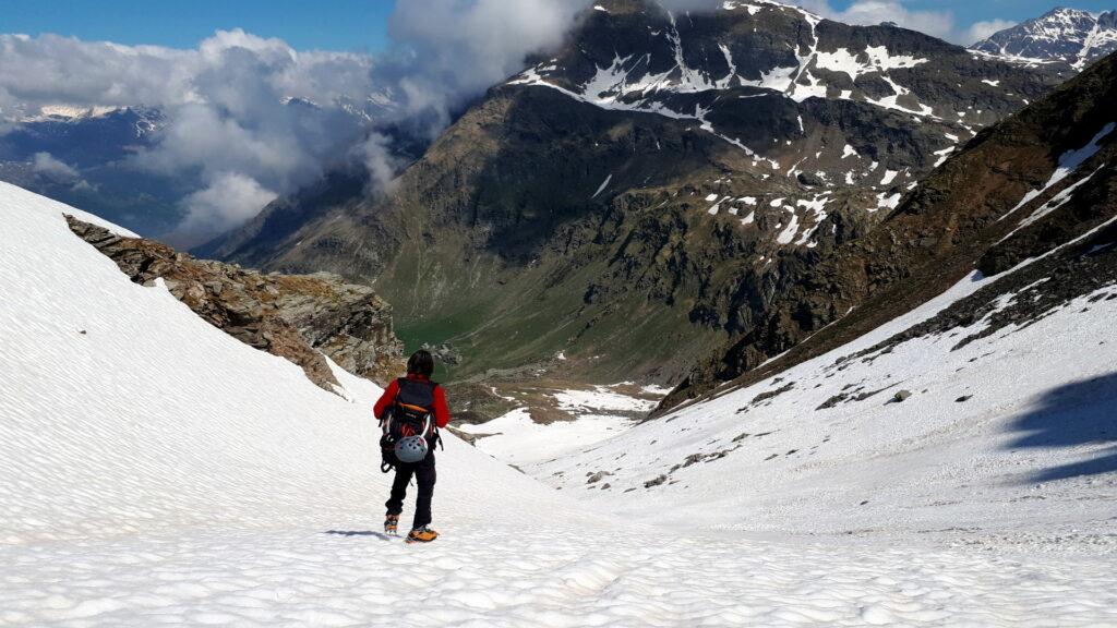 Continuiamo la discesa del nevaio alla base dei canali