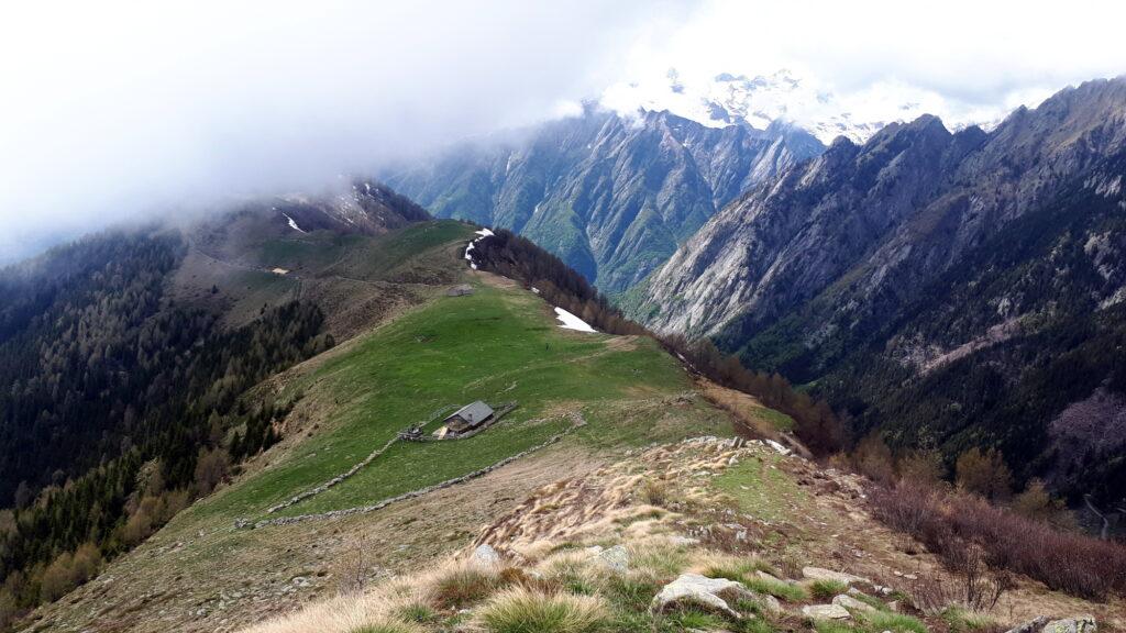 Torniamo sui nostri passi. L'Alpe Scermendone vista dall'alto