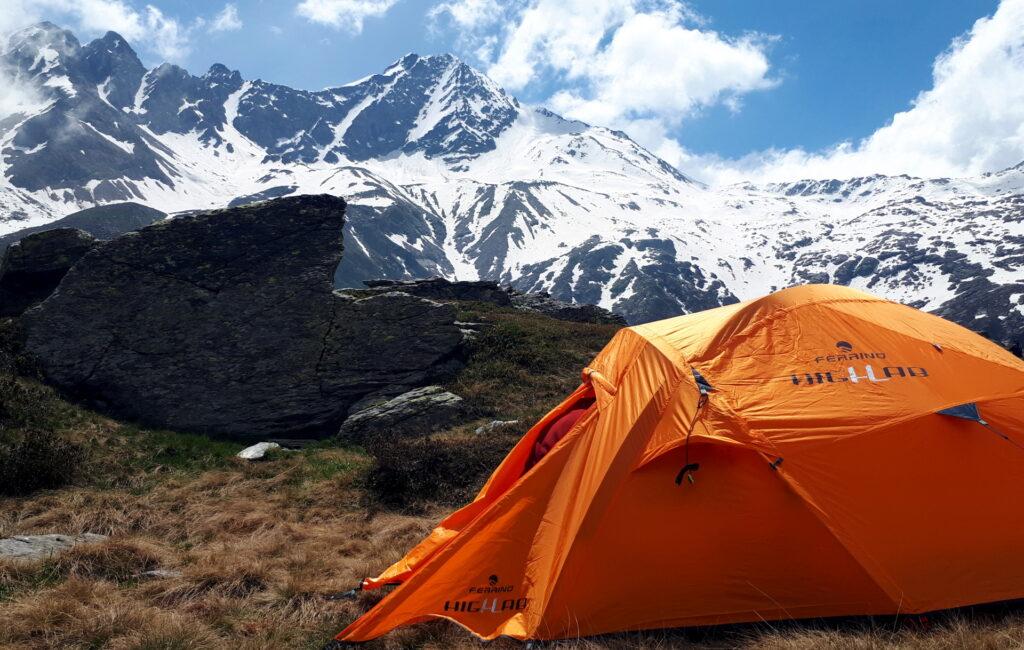 Prima di smontarla, ultima fotina della nostra tenda con il Pizzo Stella alle spalle