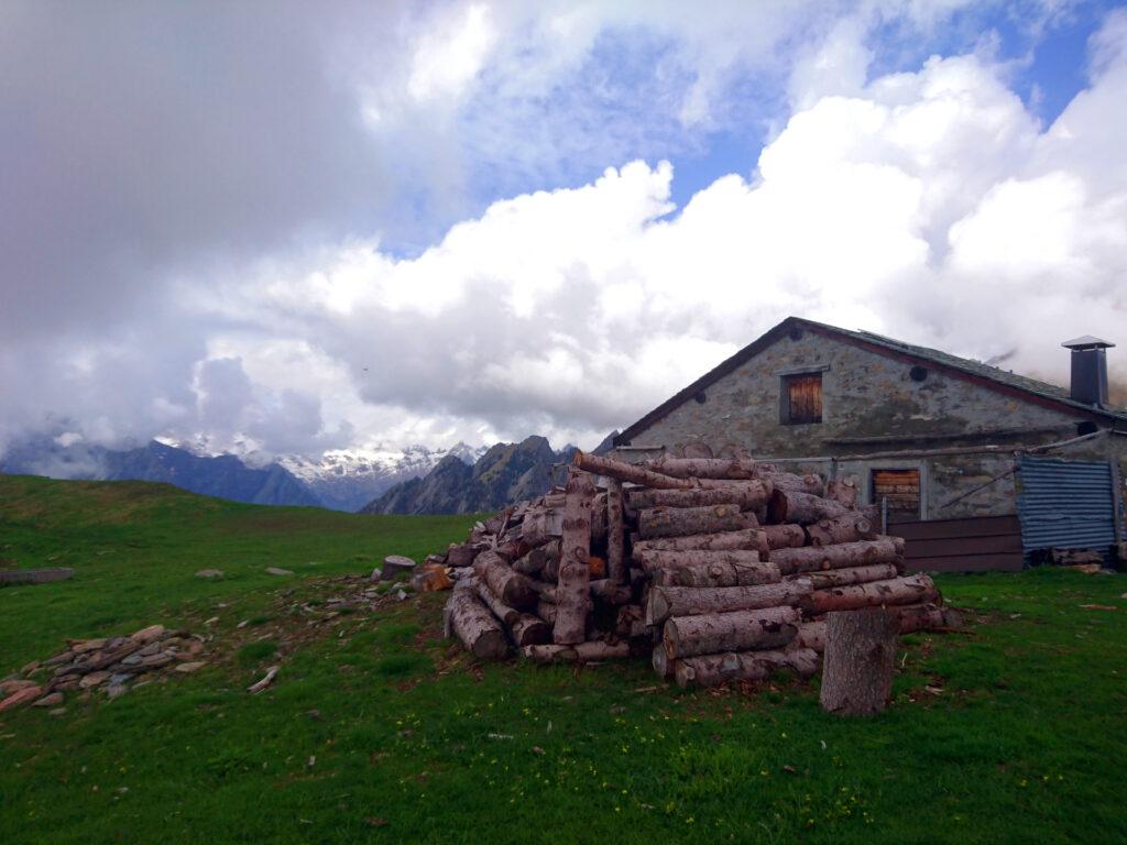 la Casera del Scermendone e la pila di legna appena tagliata