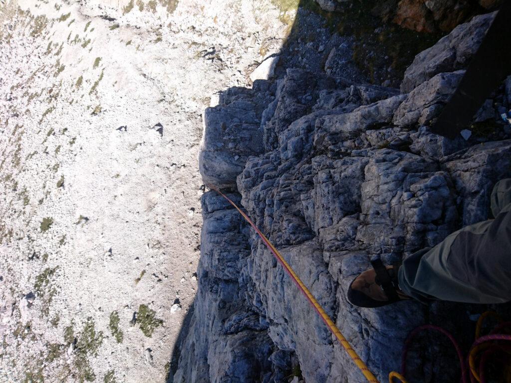 Vista dall&#039;alto al termine del primo tiro. Abbastanza facile ma non banale con la roccia fredda