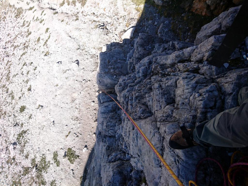 Vista dall'alto al termine del primo tiro. Abbastanza facile ma non banale con la roccia fredda