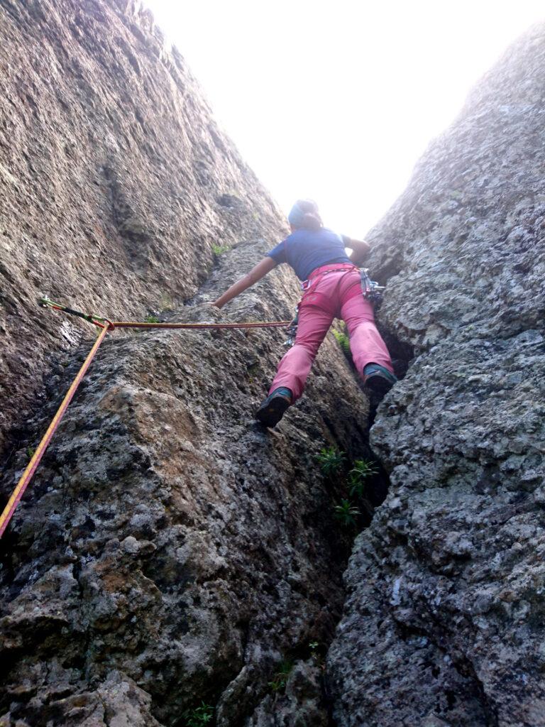 Erica attacca il primo tiro della via normale al Dente delle Ali