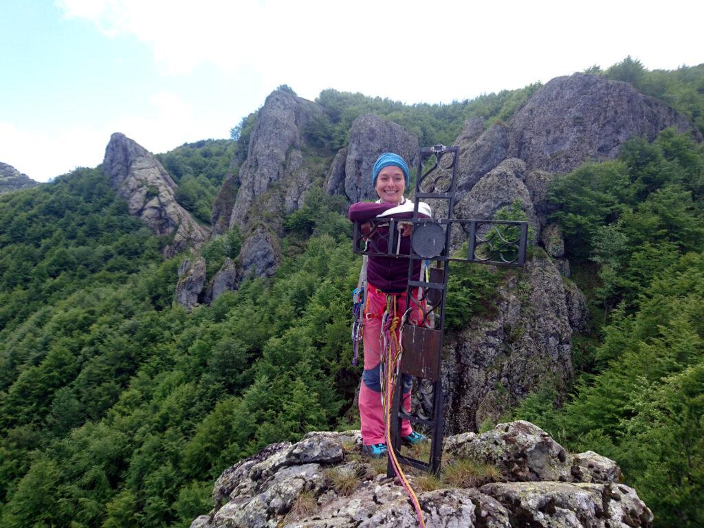 Erica con la croce di vetta del Dente delle Ali