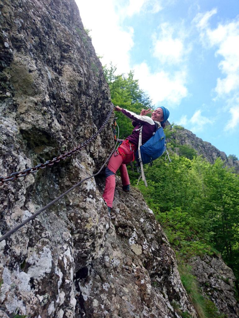 Erica su un passaggino esposto della Ferrata Mazzocchi