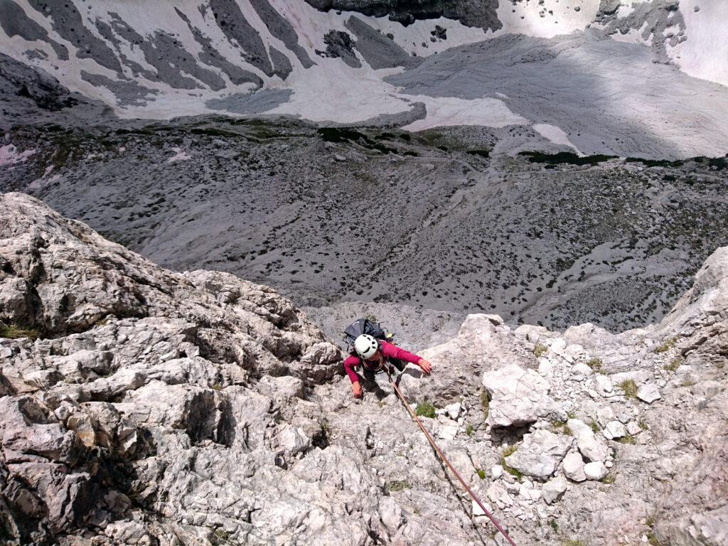 Erica in uscita dal diedro del quinto tiro