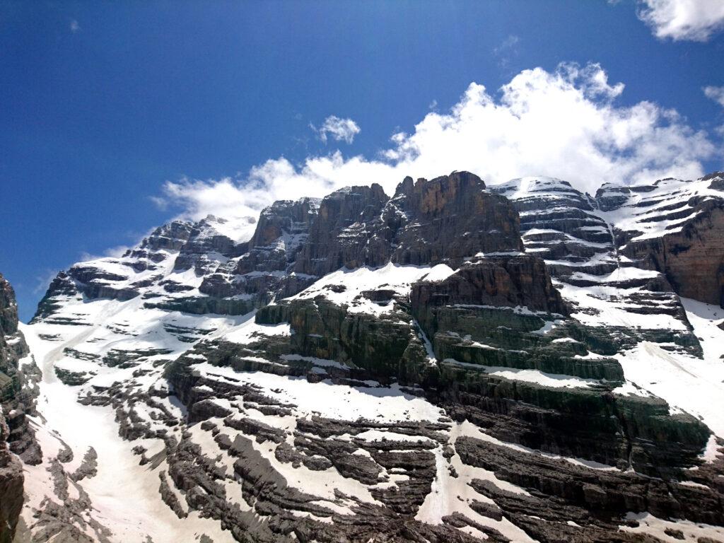 Intanto fotografiamo il massiccio della Cima Brenta che da quassù è uno splendore