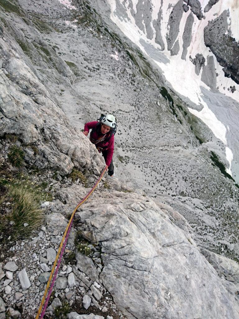 Erica esce dall'impegnativo sesto tiro. Abbiamo faticato molto nel trovare la strada giusta e arriveremo in sosta belli cotti