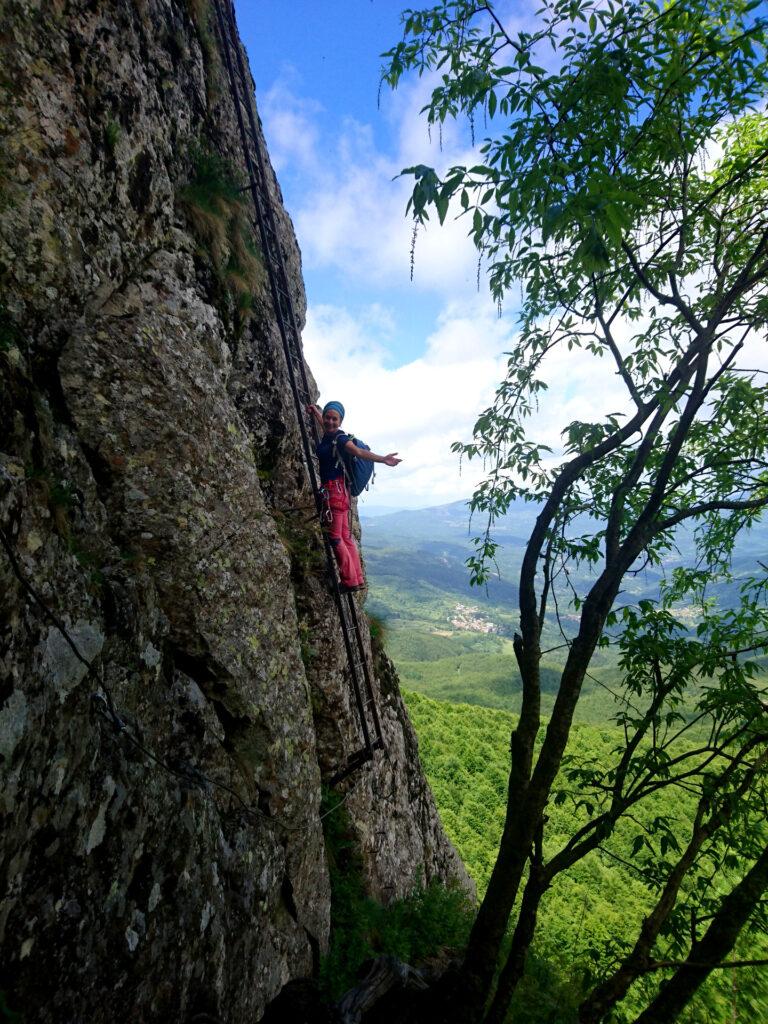 Erica sulla scala più lunga della Ferrata Mazzocchi