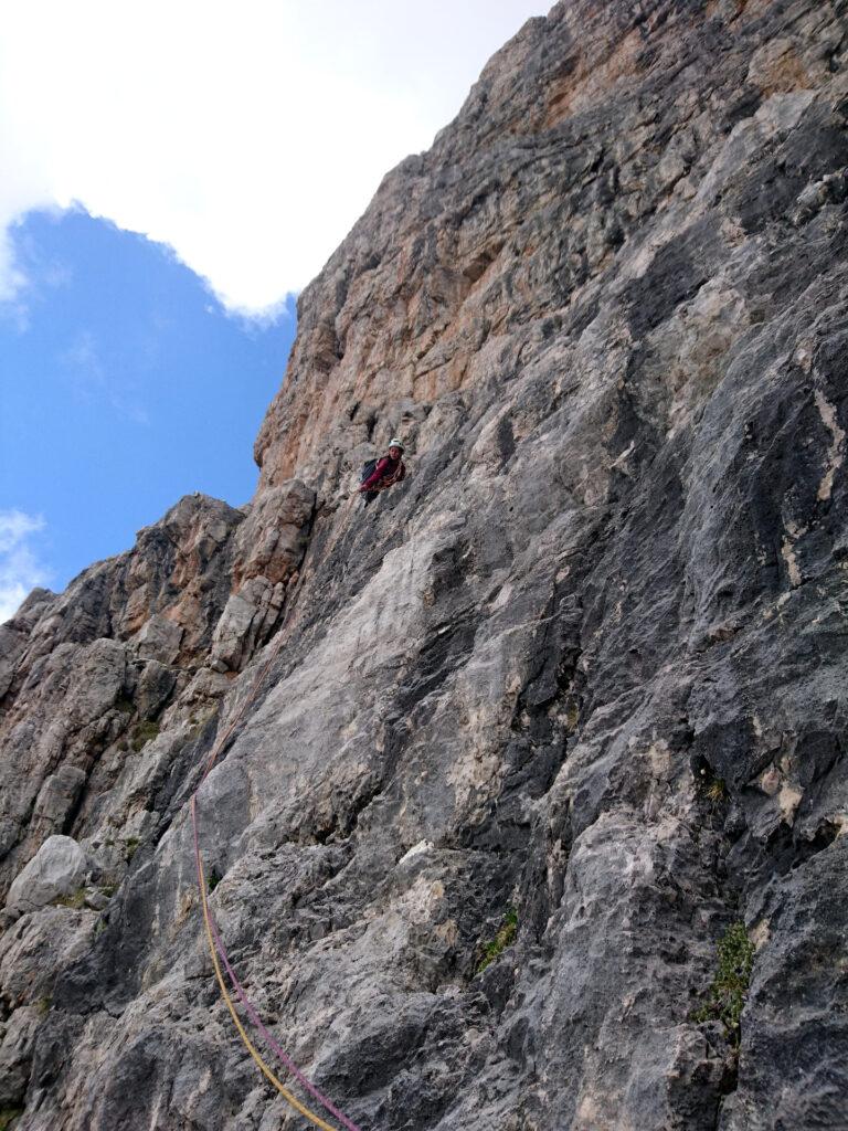 Erica apre il settimo tiro che conduce sulla cengia dove passa la via normale che sceglieremo di seguire fino in vetta