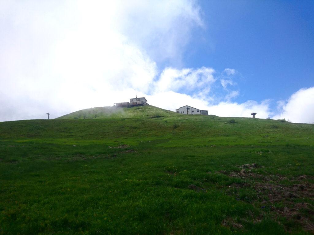 Al termine della ferrata si sbuca a pochi passi dalla cima del Monte Bue su cui si notano dei vecchi impianti da sci