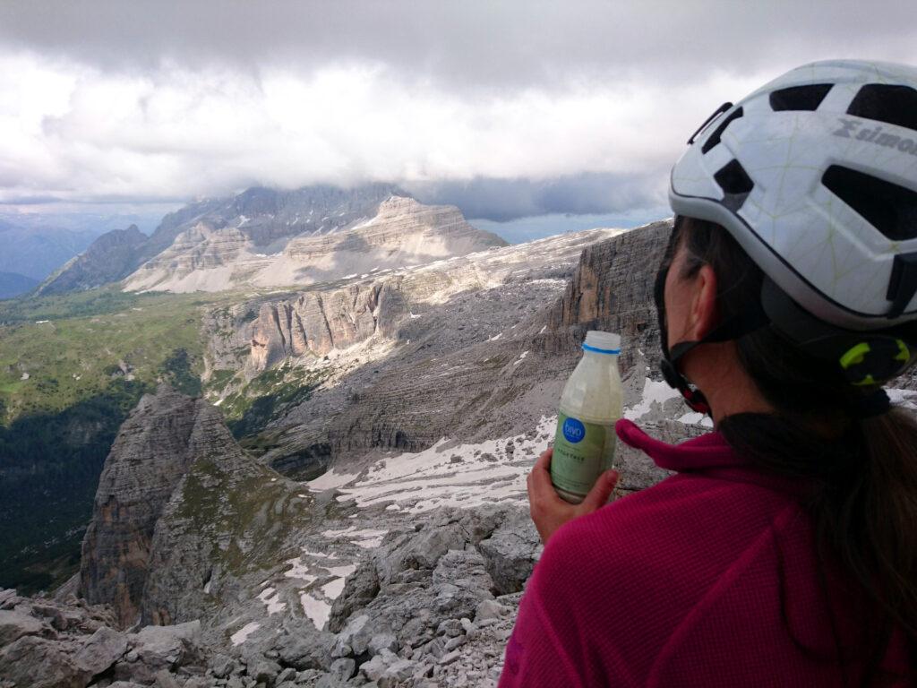 Cima! Erica si gusta il suo Bivo guardando la Pietra Grande coperta da enormi nuvoloni