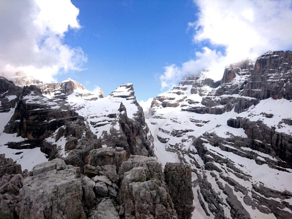 La pinna della Cima Sella dritta di fronte a noi